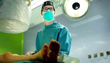 El Dr. Javier Downey, protagonista de la actualidad informativa por la implantación de una técnica pionera en España en el alargamiento de huesos