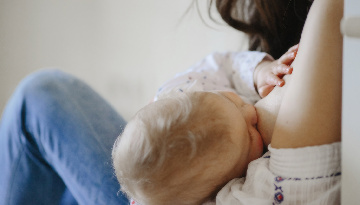 Los pediatras recomiendan la lactancia materna desde el nacimiento, incluso si la madre tiene la Covid-19