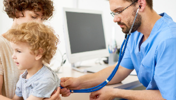 Los pediatras advierten de la necesidad de la vacunación frente a los repuntes de enfermedades respiratorias como la gripe y la bronquiolitis