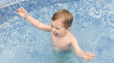 Evita los principales riesgos del verano para la salud de tu hijo