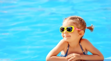 Guía para los pequeños nadadores: ¿cómo proteger a nuestros hijos durante las horas de piscina y playa?