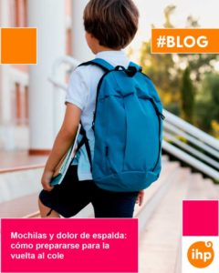 Niño con mochila escolar bien ajustada para prevenir molestias de espalda en la vuelta al cole